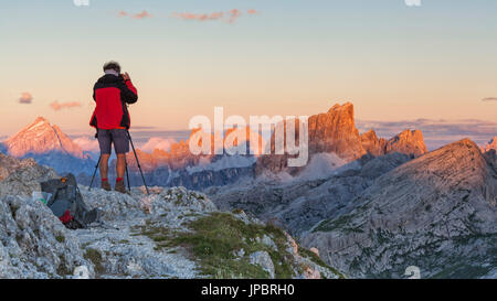 Europa, Italien, Veneto, Belluno, Cortina d Ampezzo. Landschaftsfotografen bei Sonnenuntergang auf der Oberseite Sass de Stria, Dolomiten Stockfoto