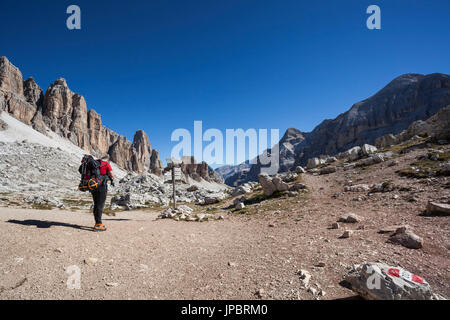 Europa, Italien, Veneto, Belluno, Cortina d Ampezzo. Wanderer in der Nähe von Travenanzes Gabel, angesichts der Tofana di Rozes, Dolomiten Stockfoto