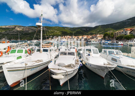 Ansicht von Komiza Dorf und seinen Hafen (Komiza, Vis, Insel Vis, Split-Dalmatien, Region Dalmatien, Kroatien, Europa) Stockfoto