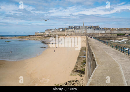 Die Stadt von der Seebrücke entfernt, bei Ebbe zu sehen. Saint-Malo, Ille-et-Vilaine, Bretagne, Frankreich. Stockfoto