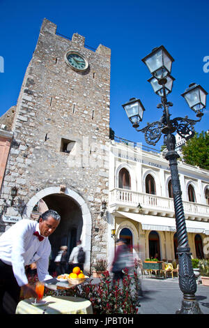 IX April Platz, Uhrturm, dem historischen Zentrum von Taormina, Sizilien, Italien, Europa Stockfoto