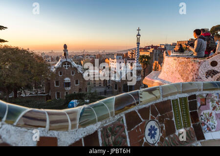 Park Güell mit Skyline der Stadt hinter bei Sonnenaufgang, Barcelona, Katalonien, Spanien Stockfoto