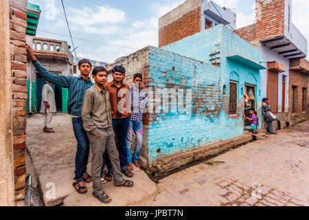 Asien, Indien, Uttar Pradesh, Nandgaon, lokalen Jungs posieren für das Bild Stockfoto