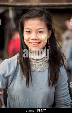 Samka, Shan State in Myanmar. PA-o Mädchen posiert und lächelnd. Stockfoto