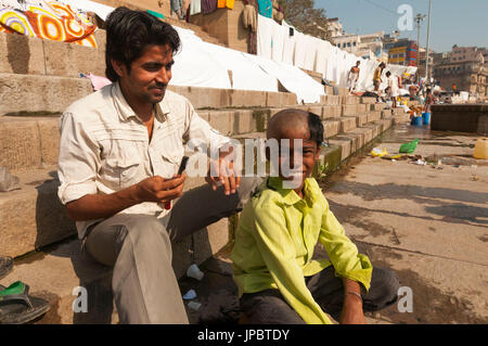 Varanasi, Uttar Pradesh, Indien, Asien. Morgen-Szene auf den ghats Stockfoto