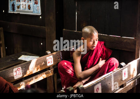 Inwa, Region Mandalay, Myanmar (Burma). Ein junger Mönch in das Bagaya Kyaung Kloster zu studieren. Stockfoto