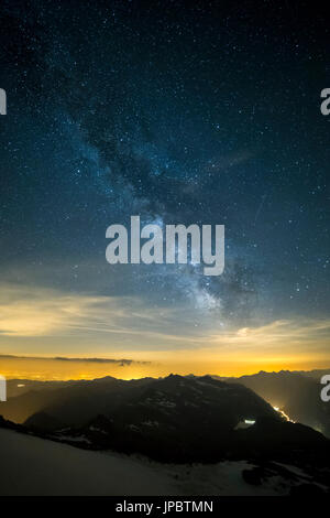 Den Sternenhimmel und die Milchstraße von der Gnifetti-Hütte im Monte-Rosa-Massiv (Gressoney, Lystal; Aosta Provinz, Aostatal, Italien, Europa) Stockfoto