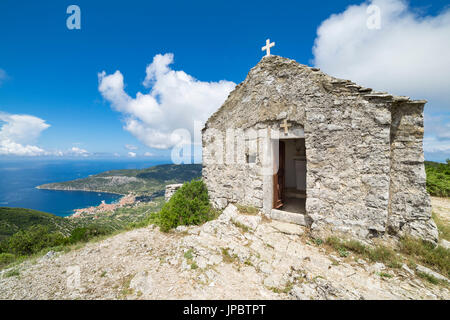 Die Kirche des Heiligen Geistes (bazilika sv. Duha) im Hum Berg, das Dorf von komiza an der Unterseite (Komiza, Insel Vis, Split-dalmatien County, Dalmatien, Kroatien, Europa) Stockfoto