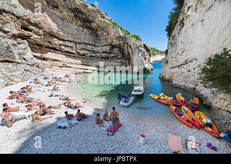 Blick auf Strand Stiniva (Vis, Insel Vis, Split-Dalmatien, Region Dalmatien, Kroatien, Europa) Stockfoto