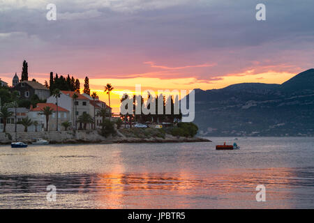 Sonnenuntergang vom Dorf Korcula (Korčula, Insel Korcula, Dubrovnik-Neretva County, Region Dalmatien, Kroatien, Europa) Stockfoto