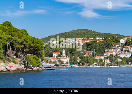 Cavtat Dorf und Hafen, Blick vom Meer (Konavle, Dubrovnik, Dubrovnik-Neretva county, Region Dalmatien, Kroatien, Europa) Stockfoto