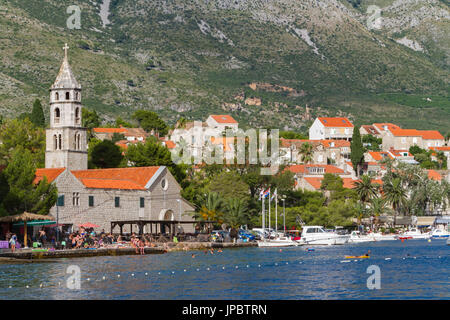 Cavtat Dorf und Hafen, Blick vom Meer (Konavle, Dubrovnik, Dubrovnik-Neretva county, Region Dalmatien, Kroatien, Europa) Stockfoto