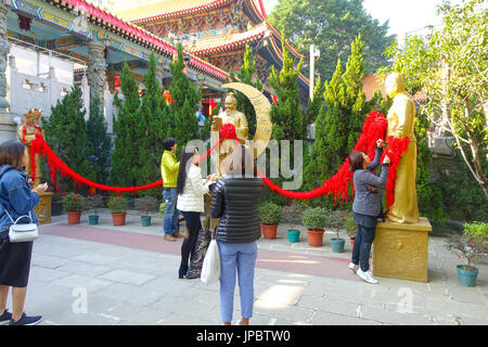 HONG KONG, CHINA - 22. Januar 2017: Schar von Menschen auf der Suche eine goldene Statuen in Innenräumen von Wong Tai Sin-buddhistische Tempel, in Hongkong, China Stockfoto