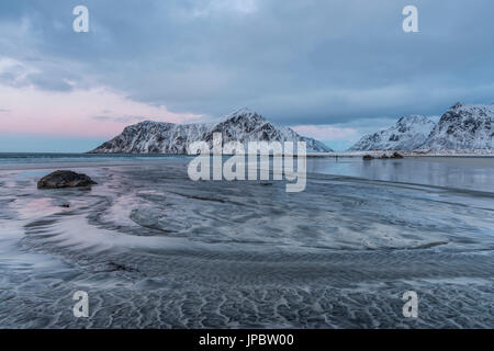 Zeichnungen und Formen auf den Strand mit Sand, Skagsanden, Lofoten Inseln, Norwegen Stockfoto