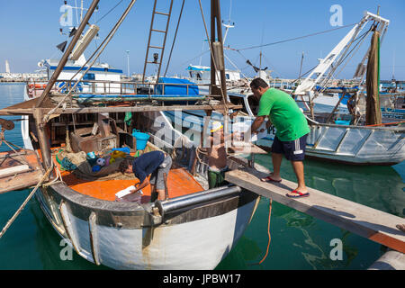 Fischer bei der Arbeit auf die typischen Boote in den Hafen von Licata Provinz von Agrigento Sizilien Italien Europa Stockfoto