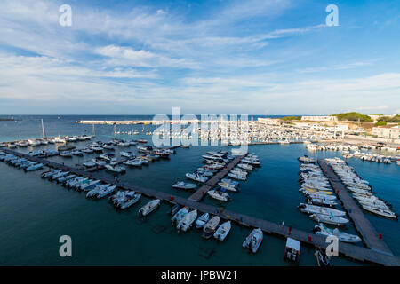 Blaues Meer umrahmt die Boote vertäut im Hafen Otranto Provinz von Lecce Apulien Italien Europa Stockfoto