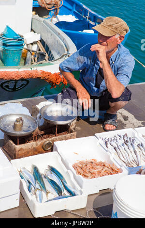 Fischer vertreibt Frischfisch in den Hafen von Licata Provinz von Agrigento Sizilien Italien Europa Stockfoto