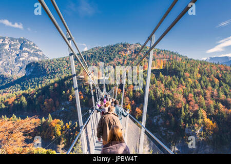 Touristen auf der Hängebrücke genannt Highline 179 umrahmt von bunten Wäldern im Herbst Ehrenberg Burg Reutte Österreich Europa Stockfoto