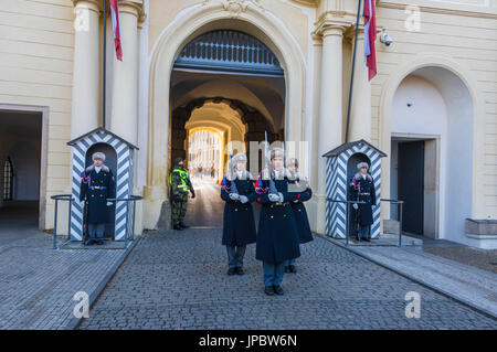 Die Wachablösung am Schloss von Prag Tschechische Republik Europa Stockfoto