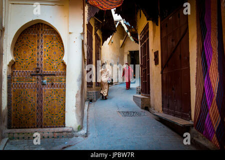 Fes, Marokko, Nordafrika. Passanten in den engen Gassen der Medina. Stockfoto