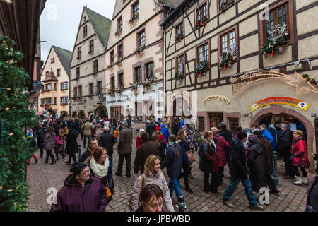 Touristen in der Fußgängerzone der Altstadt an Weihnachten Zeit Kaysersberg Haut-Rhin Elsass Frankreich Europa Stockfoto