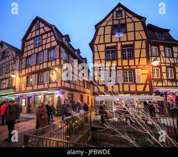 Panorama der Weihnachtsmärkte in der alten mittelalterlichen Stadt von Colmar Haut-Rhin Elsass Frankreich Europa Stockfoto