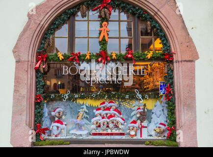 Das Schaufenster einer typischen Bäckerei bereichert durch Weihnachtsschmuck Abteilung Kaysersberg Haut-Rhin Elsass Frankreich Europa Stockfoto