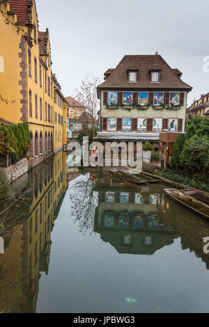 Farbige Häuser spiegelt sich im Fluss Lauch an Weihnachten Zeit Petite Venise Colmar Haut-Rhin Elsass Frankreich Europa Stockfoto