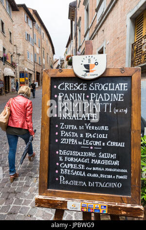 Typische Lebensmittel-Shop in den Gassen der alten mittelalterlichen Hügelstadt von Urbino Provinz von Pesaro Marche Italien Europa Stockfoto