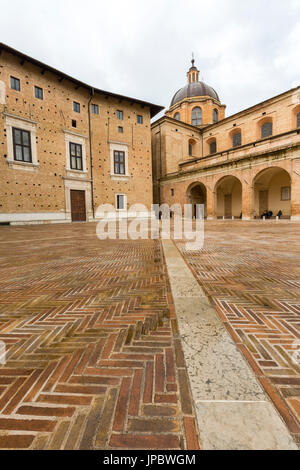 Blick auf die mittelalterliche Piazza Rinascimento und Arkaden neben Palazzo Ducale Urbino Provinz von Pesaro Marche Italien Europa Stockfoto