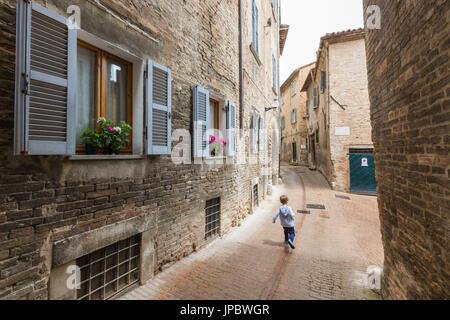 Eine typische Gasse von der alten mittelalterlichen Hügelstadt von Urbino Provinz von Pesaro Marche Italien Europa Stockfoto