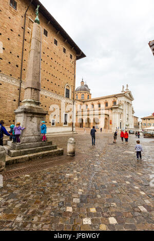 Der ägyptische Obelisk, umgeben von den historischen Gebäuden der Altstadt Urbino Provinz von Pesaro Marche Italien Europa Stockfoto