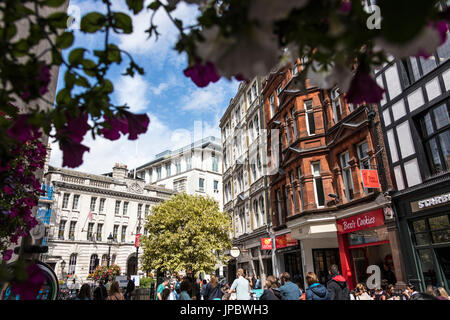 Menschen und Geschäfte in der Fußgängerzone der Carnaby Street Soho London Vereinigtes Königreich Stockfoto