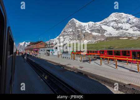 Wengen-Station der Wengernalpbahn Schiene Rack umgeben von schneebedeckten Gipfeln Berner Oberland Kanton Bern-Schweiz-Europa Stockfoto