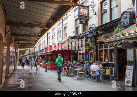 Die Menschen gehen in die Fußgängerzone mit Cafés und Restaurants von Leicester Square Covent Garden Camden London Vereinigtes Königreich Stockfoto