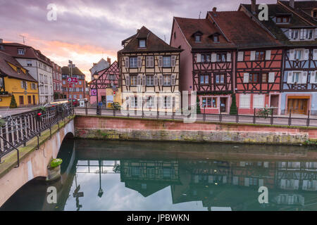 Farbige Häuser spiegeln sich in den Fluss Lauch bei Sonnenuntergang Petite Venise Colmar Haut-Rhin Alsace Frankreich Europa Stockfoto