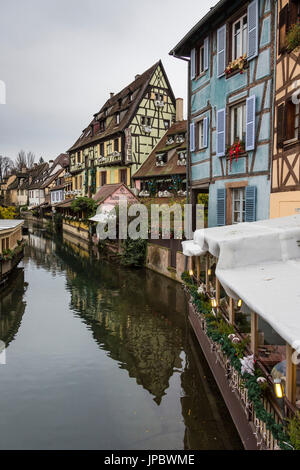 Farbige Häuser spiegelt sich im Fluss Lauch an Weihnachten Zeit Petite Venise Colmar Haut-Rhin Elsass Frankreich Europa Stockfoto