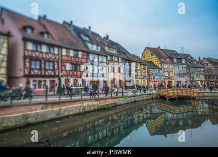 Farbige Häuser spiegelt sich im Fluss Lauch an Weihnachten Zeit Petite Venise Colmar Haut-Rhin Elsass Frankreich Europa Stockfoto