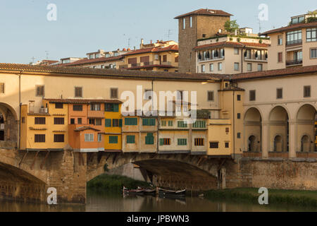 Blick auf Ponte Vecchio eine mittelalterliche Steinbogenbrücke auf den Fluss Arno ein Symbol von Florenz Toskana Italien Europa Stockfoto