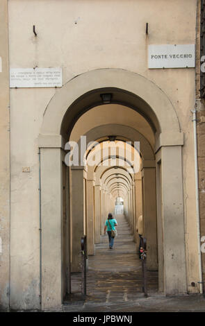 Fußgängerzone Lauben der Altstadt im Bereich der Ponte Vecchio Florenz Toskana Italien Stockfoto