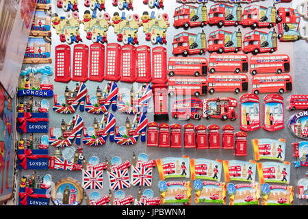 Details zu den typisch britischen Souvenirs für Touristen in den Geschäften von Camden Market North West London Vereinigtes Königreich Stockfoto