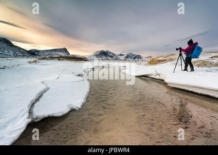 Hauckland Beach, Vestvagoy, Lofoten Island, Norwegen Fotograf zeichnet den Sonnenaufgang am Strand Stockfoto