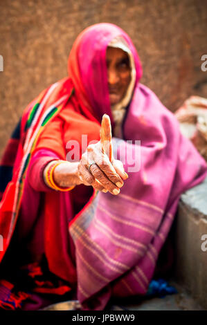 Orchha, Madhya Pradesh, Indien, Asien. Alte Frau Bettler. Stockfoto