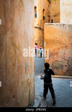 Fes, Marokko, Afrika. Kinder spielen in den Gassen der Medina. Stockfoto