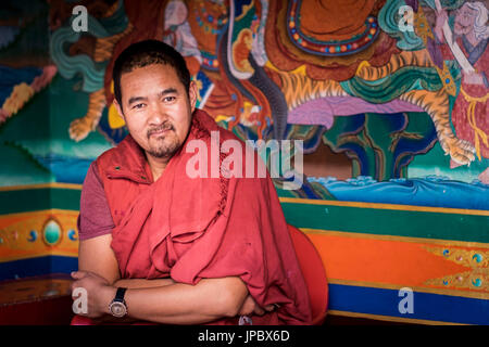 Stakna Kloster, Industal, Ladakh, Nord-Indien, Asien. Mönch außerhalb des Tempels. Stockfoto