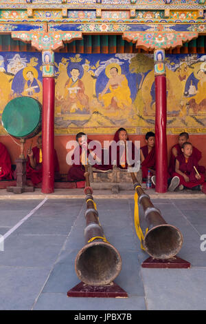 Thikse Kloster, Industal, Ladakh, Indien, Asien. Buddhistische Mönche Tibetisch Horn zu spielen. Stockfoto