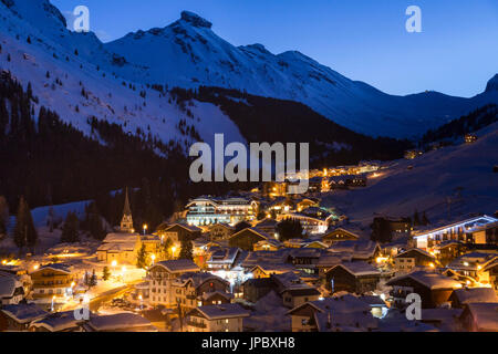 Licht der Dämmerung auf der alpinen Dorf von Arabba, umrahmt von schneebedeckten Gipfeln Dolomiten-Belluno Provinz Venetien Italien Europa Stockfoto