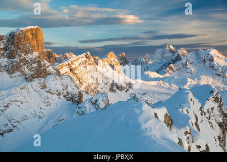 Blick auf die hohen schneebedeckten Gipfeln von der Spitze der Croda Negra bei Sonnenuntergang Dolomiten Belluno Provinz Venetien Italien Europa Stockfoto