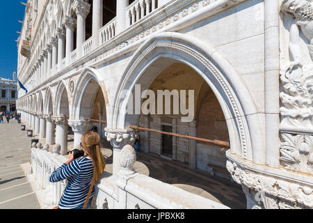 Touristen vor dem Dogenpalast. Venedig, Veneto, Italien. Stockfoto