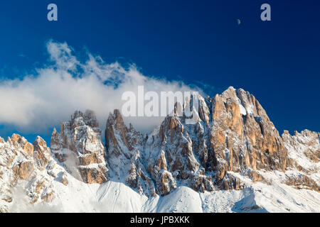 Blauer Himmel und Schnee auf den felsigen Gipfeln des Rosengarten-Massivs im Winter Dolomiten-Bozen-Süd-Tirol-Italien-Europa Stockfoto